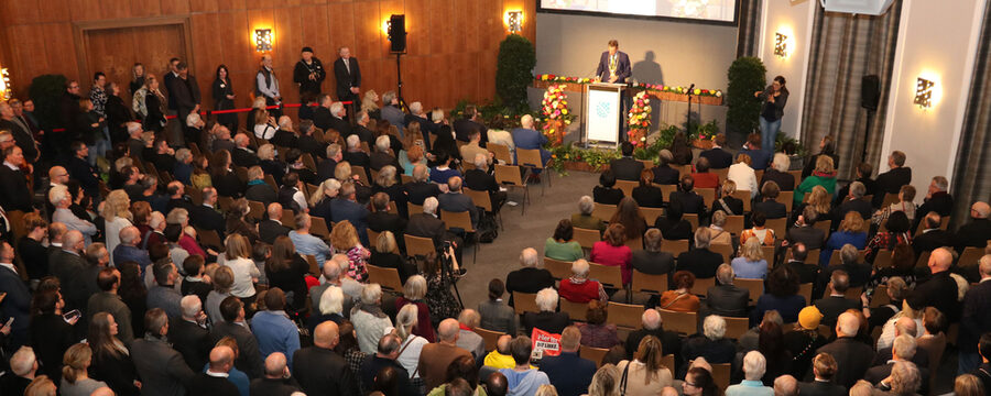 Blick auf den gefüllten Saal beim Neujahrsempfang 2024. Am Redepult Oberbürgermeister Sven Schoeller