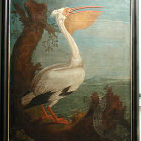 Ölgemälde eines seinerzeit "Wasserträger" genannten Pelikans vor einer Landschaft.