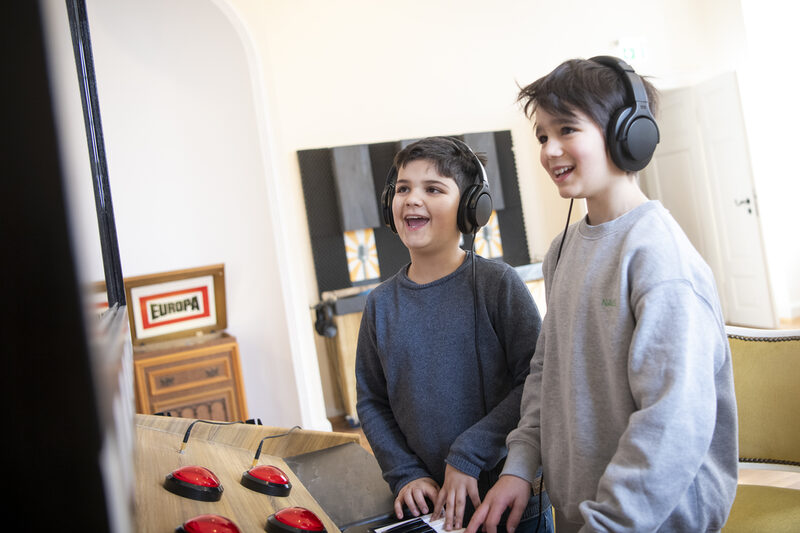 Zwei Kinder mit Kopfhörern in der Ausstellung Hör.Spiel Museum
