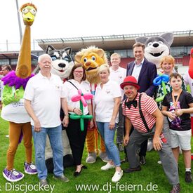 Ein Gruppenbild von vielen Menschen und Maskottchen