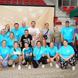 Eine Gruppe in hellblauen Shirts, die gemeinsam für ein Foto posieren