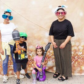 Eine Familie, die für ein Foto mit Utensilien posiert