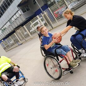 Mehrere Rollstuhlfahrer, die Basketball spielen