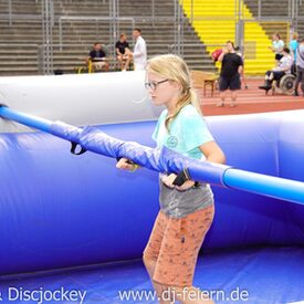 Ein Mädchen, das in einem großen Menschenkicker spielt