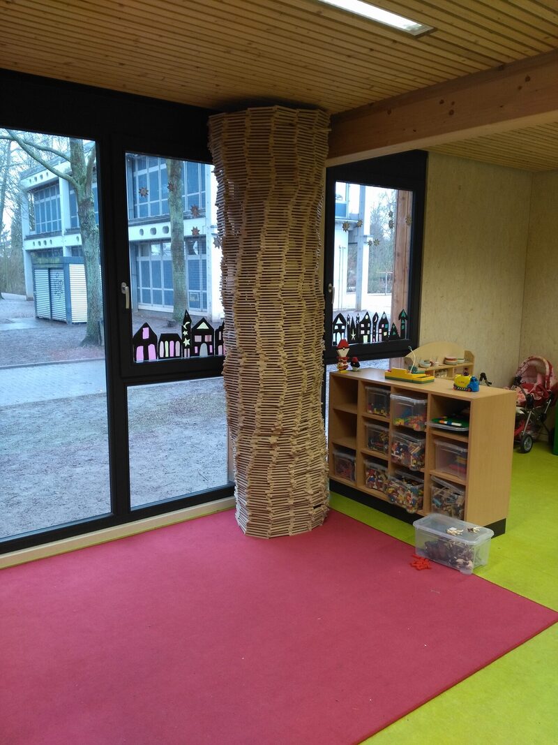 Schülerinnen und Schüler der Ernst- Leinius- Schule in Kassel haben einen über 2 Meter hohen Turm aus kleinen Holzbausteinen gebaut