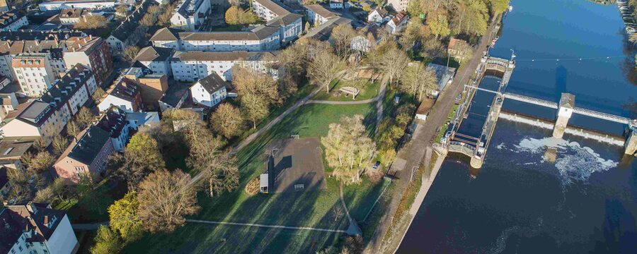 Blick auf den Schleusenpark neben der Schleuse, Kassel Unterneustadt