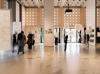 Blick in die Ausstellungshalle mit der aktuellen Ausstellung "VISITING  Inken Baller & Hinrich Baller