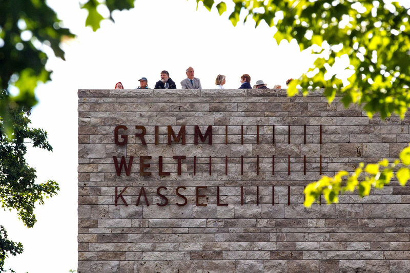 Menschen auf dem Dach der Grimmwelt Kassel