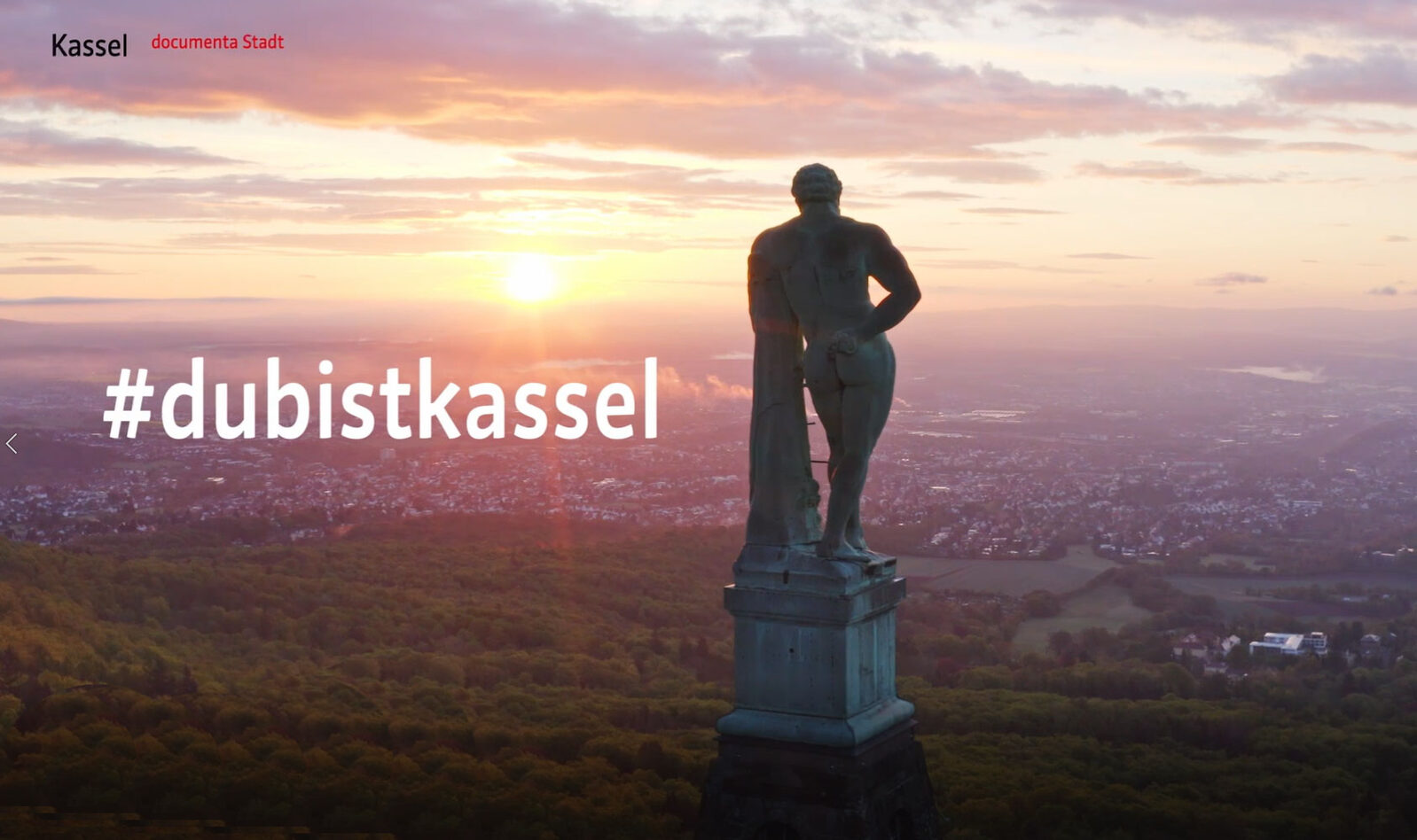 Herkules von hinten mit Blick über Kassel Text: #dubistkassel
