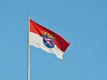 Rot-weiße hessische Flagge mit dem Löwen