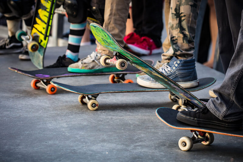 Bretter und Füße von Skateboardern