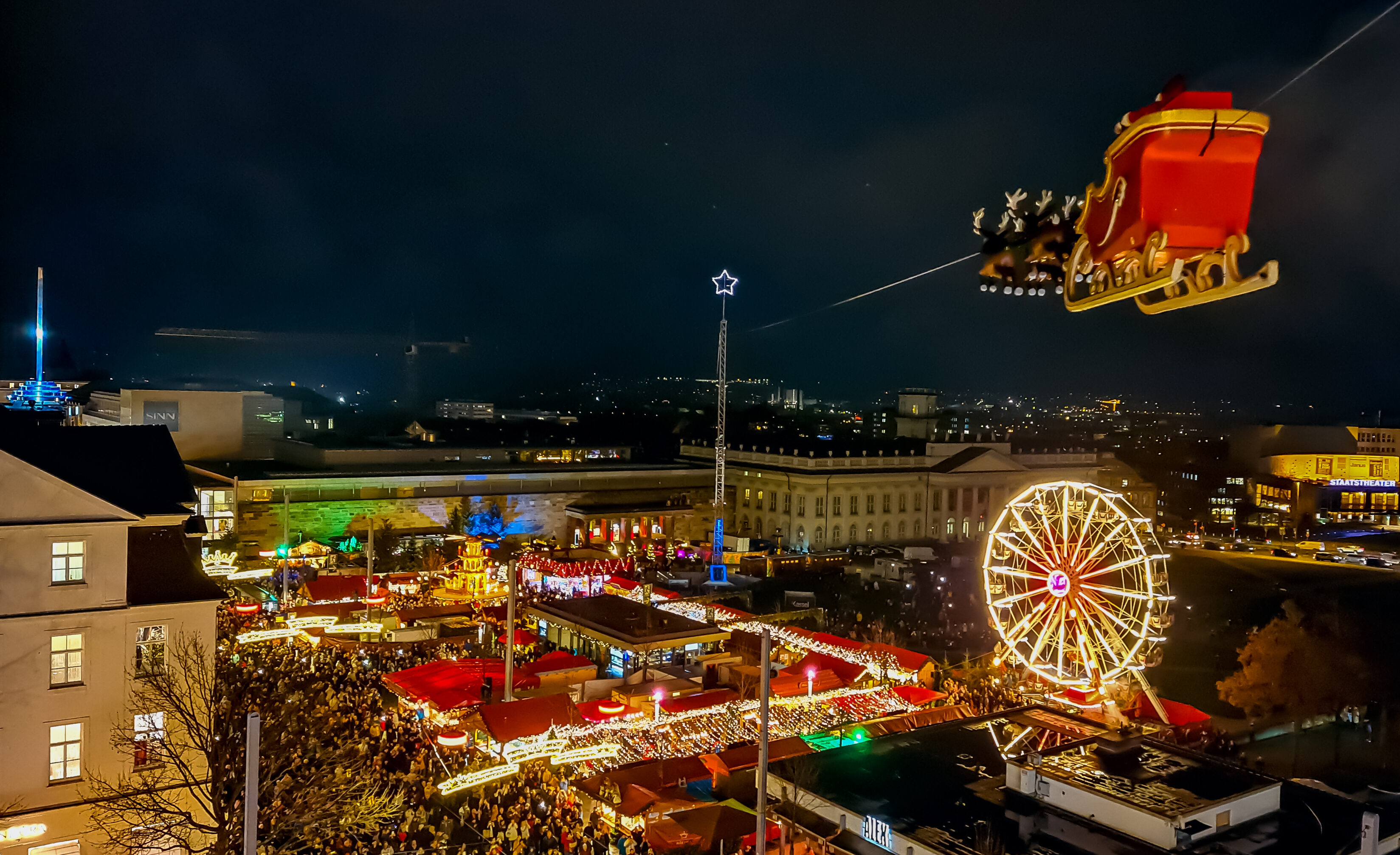 Der fliegende Weihnachtsmann über dem Friedrichsplatz in Kassel