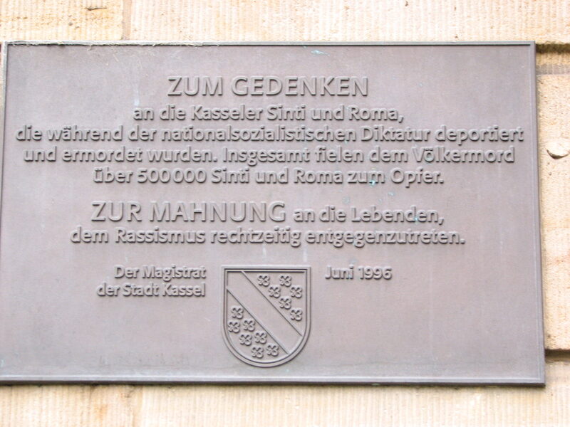 Texttafel von 1996 mit dem Wappen der Stadt Kassel