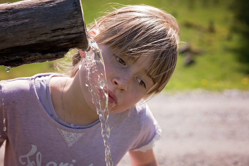 Kind trinkt Wasser