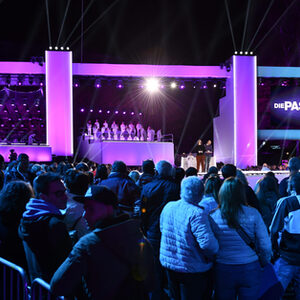 Die Passion 2022 Bühne in pink