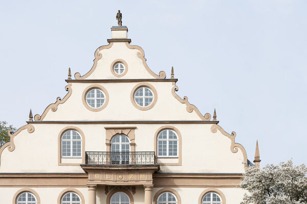 Giebel des Ottoneums mit Balkon und runden Fenstern.