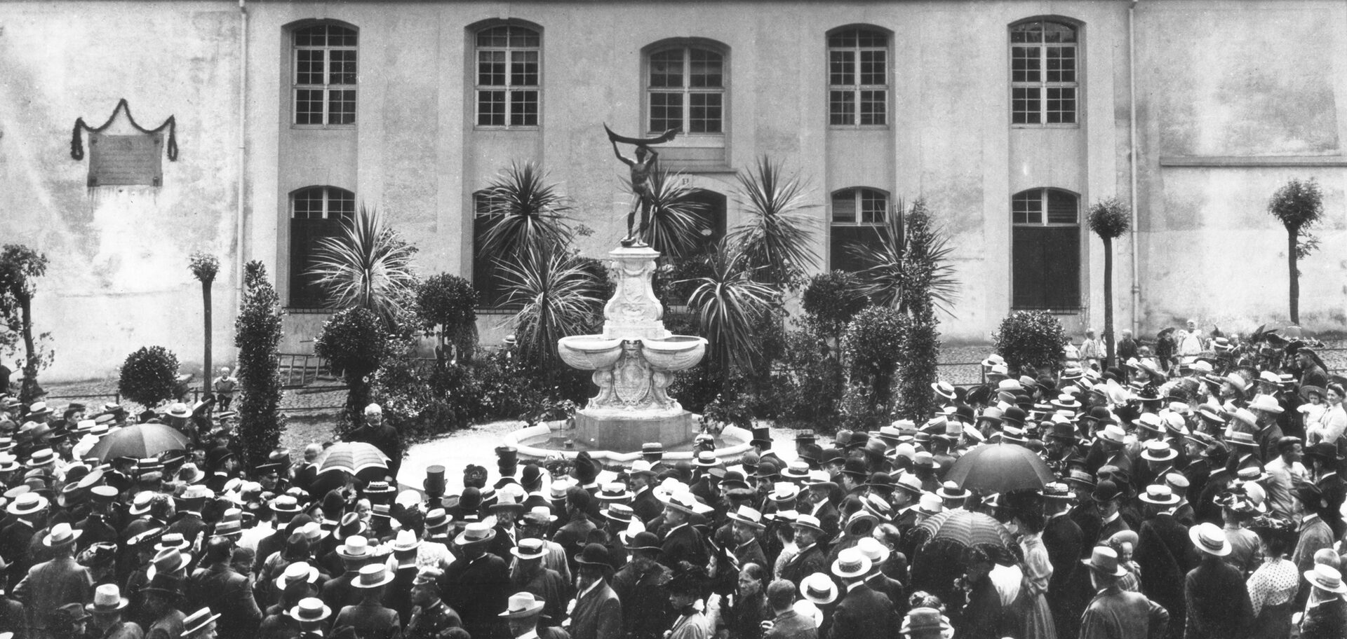 Historisches Foto von der Einweihung des Papinbrunnens mit vielen Menschen, die Hüte tragen.