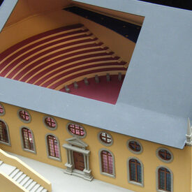 Modell des Ottoneums in seiner Funktion als Theater. Das geöffnete Dach erlaubt den Blick auf die Sitzreihen.