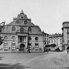 Schwarz-Weiss-Foto mit Blick auf das Ottoneum, rechts Museum Fridericianum mit Zwehrenturm, 1920er Jahre.