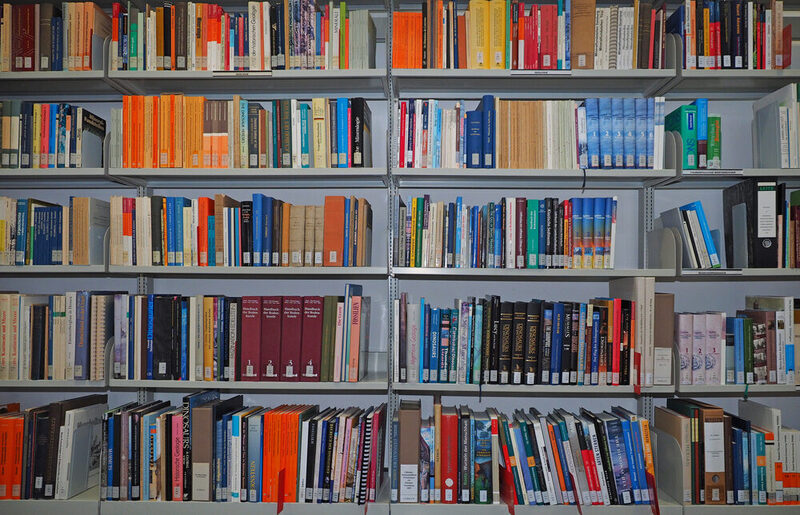 Regal mit zahlreichen naturkundlichen Büchern in der Bibliothek des Naturkundemuseums.