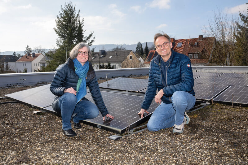 Neue Photovoltaikanlage auf dem Dach der Ernst Leinius-Schule (v.l.): Stadtklimarätin Simone Fedderke und Thomas Flügge, Geschäftsführer der cdw Stiftung.