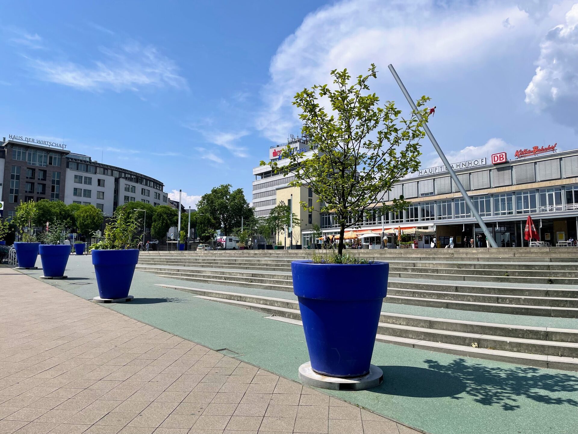 Blaue Blumenkübel vor dem Kulturbahnhof