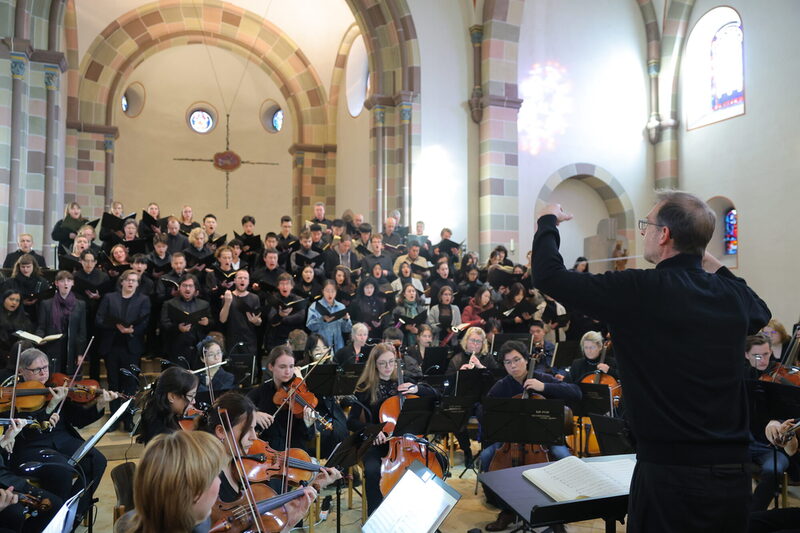 Chor und das Orchester der Musikakademie bei einem Konzert in der Kirche Sankt Maria unter Leitung von Thomas Pieper im Oktober 2023