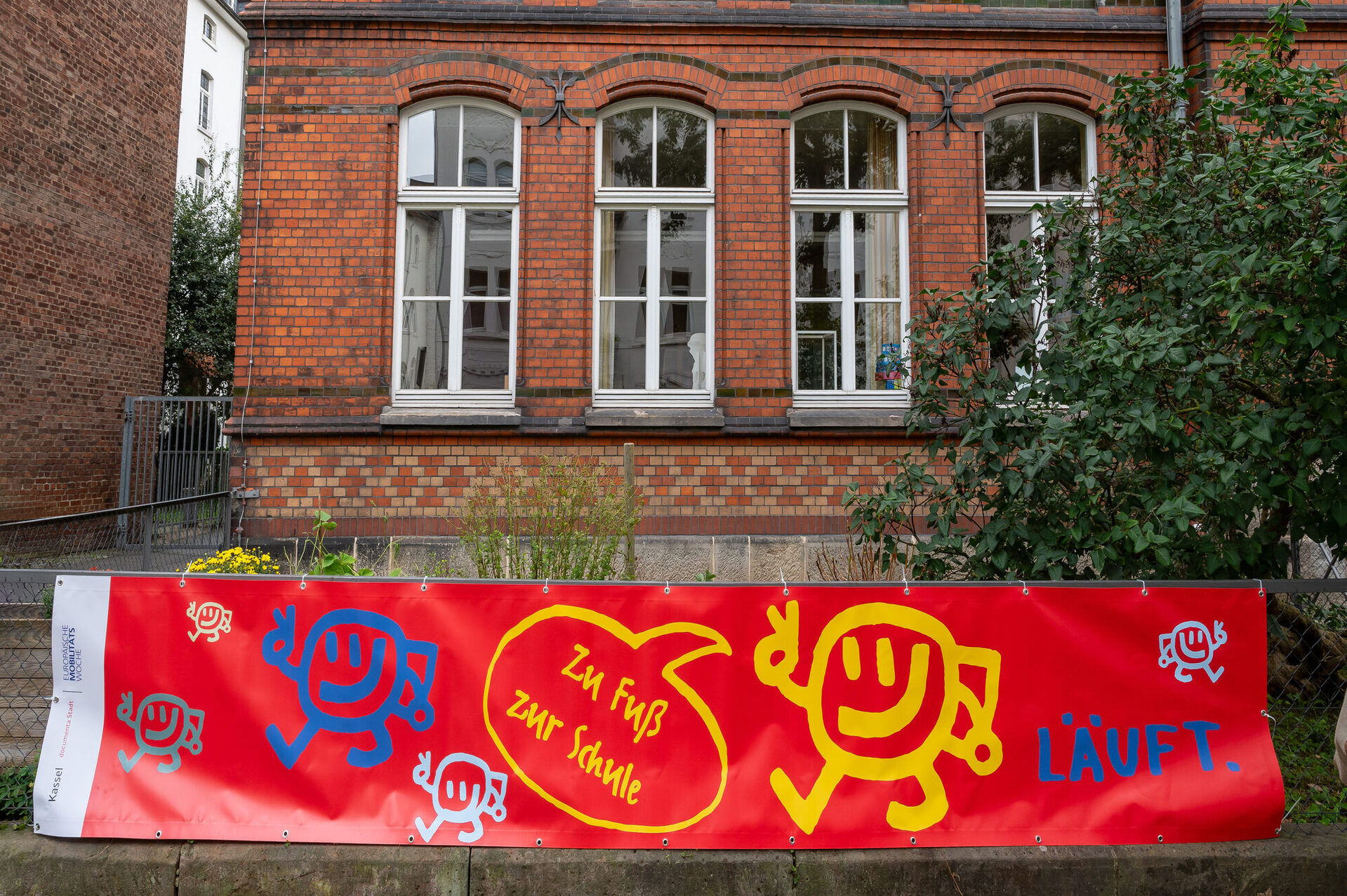 Banner „Zu Fuß zur Schule LÄUFT.“