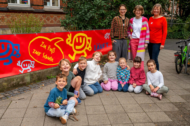 Banner „Zu Fuß zur Schule LÄUFT.“