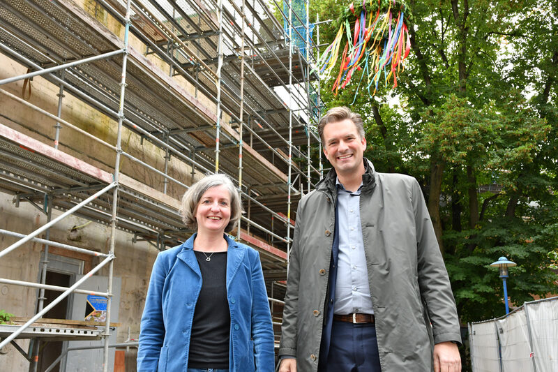 Stadtklimarätin Simone Fedderke und Oberbürgermeister und Kulturdezernent Dr. Sven Schoeller beim Richtfest für den Hochbunker Agathof