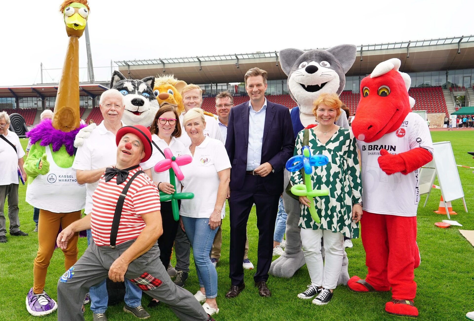 (v.li.) Marathon-Maskottchen Winnie, Roland Tölle, Vorsitzender des Sportkreises Region Kassel, Huskies-Maskottchen Herkules, Staatssekretärin Manuela Strube, Löwen-Maskottchen Totti, Sportdezernent Heiko Lehmkuhl, Sportamtsleiterin Dr. Andrea Fröhlich, Holger Römer (Ruderverein Friedrichsgymnasium), Oberbürgermeister und Schirmherr Sven Schoeller, vhs-Maskottchen Wolke, Katja Köhler-Nachtnebel, Vizepräsidentin des Landessportbundes Hessen e. V. , MT Melsungen-Maskottchen Henner.