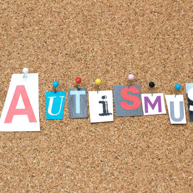 Pinnwand mit dem Wort Autismus