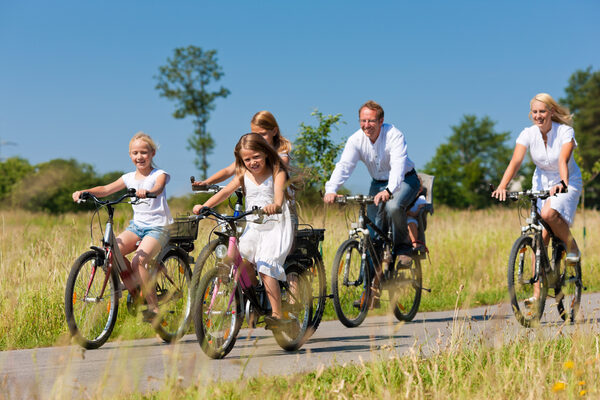Familie fährt im Sommer Fahrrad